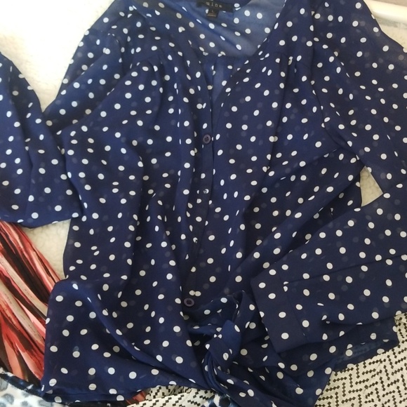 Four ladies blouses Large and XL. Come in a bundle - Picture 3 of 4